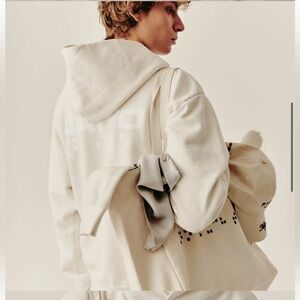 Nayio Cream Sweatshirt with Relaxed Fit and Minimalist Design Blank Canvas Colab